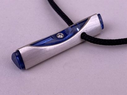 BUNZ. 
Pendentif de section triangulaire...