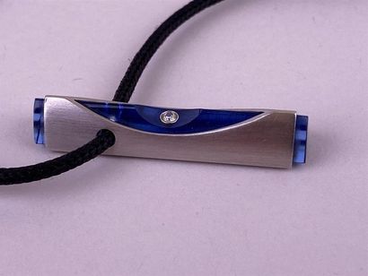 BUNZ. 
Pendentif de section triangulaire...