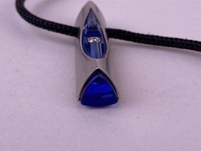 BUNZ. 
Pendentif de section triangulaire...