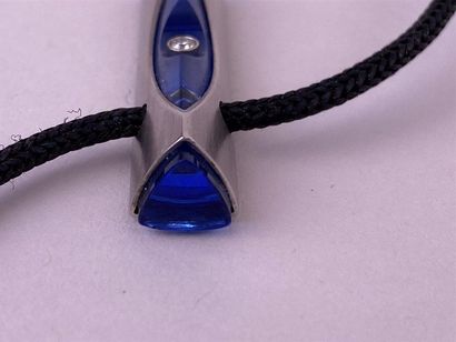 BUNZ. 
Pendentif de section triangulaire...