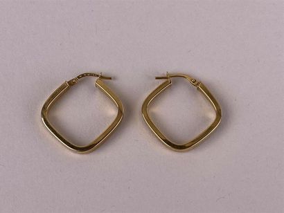 Paire de créoles carrées en or jaune 18K.
Poids...