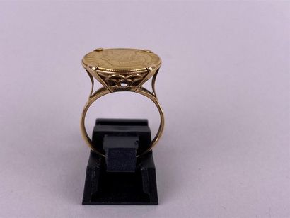 Bague en or jaune 18K à monture ajourée,...