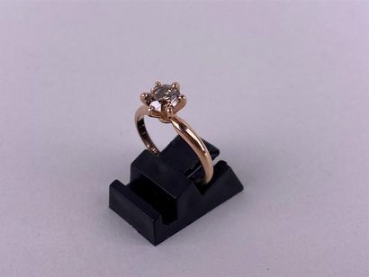 Bague solitaire en or rose 14K, centrée d'un...