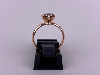 Bague solitaire en or rose 14K, centrée d'un...