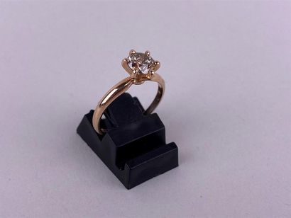 Bague solitaire en or rose 14K, centrée d'un...