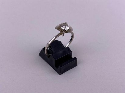 Bague solitaire en or gris 18K ou platine...