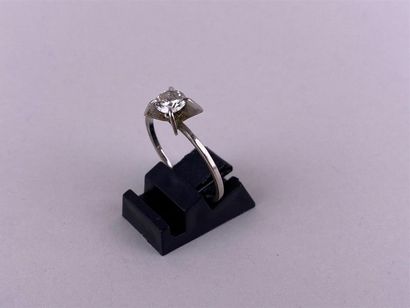 Bague solitaire en or gris 18K ou platine...