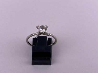 Bague solitaire en or gris 18K ou platine...