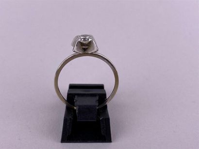 Bague solitaire en or gris 18K ou platine...