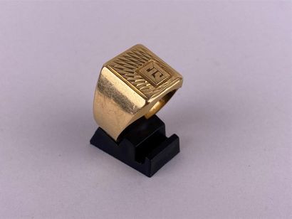 Chevalière en or jaune 18K chiffrée FJ.
Poids...