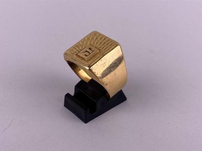 Chevalière en or jaune 18K chiffrée FJ.
Poids...