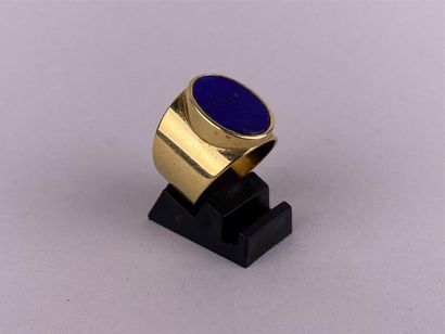 Chevalière en or jaune 18K ornée d'un lapis...