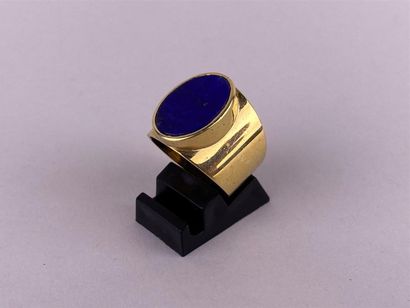 Chevalière en or jaune 18K ornée d'un lapis...