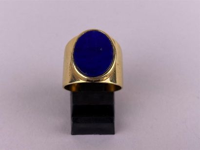 Chevalière en or jaune 18K ornée d'un lapis...