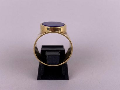 Chevalière en or jaune 18K ornée d'un lapis...