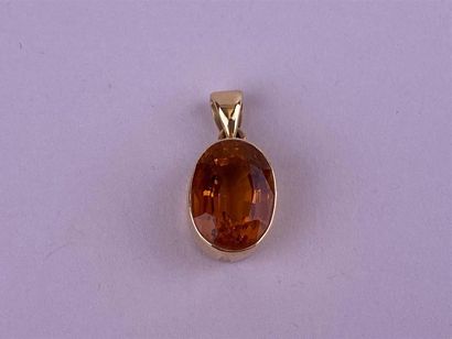 Pendentif en or jaune 18K orné d'une citrine...