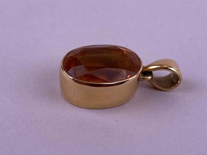 Pendentif en or jaune 18K orné d'une citrine...