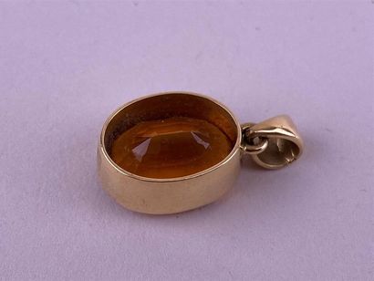 Pendentif en or jaune 18K orné d'une citrine...