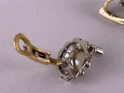 Paire de clips d'oreille en or jaune et gris...