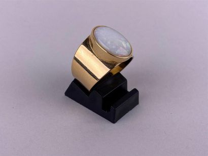 Large bague en or jaune 18K ornée d'une opale...
