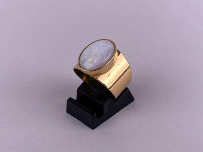 Large bague en or jaune 18K ornée d'une opale...