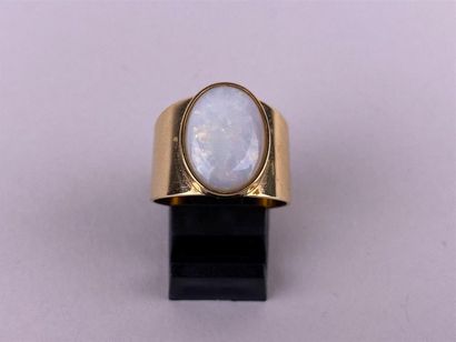 Large bague en or jaune 18K ornée d'une opale...