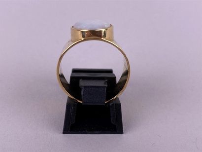 Large bague en or jaune 18K ornée d'une opale...