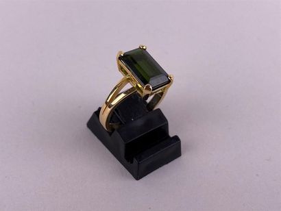 Bague en or jaune 18K ornée d'une pierre...