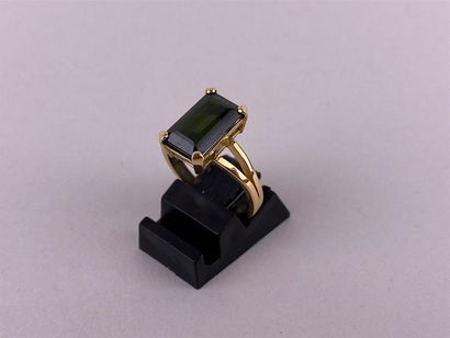 Bague en or jaune 18K ornée d'une pierre...