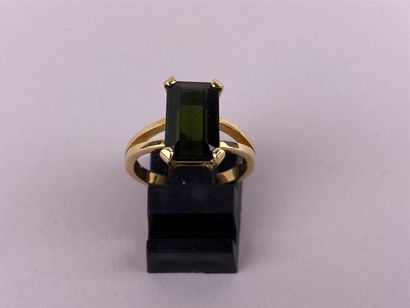 Bague en or jaune 18K ornée d'une pierre...