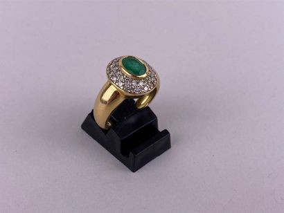 Bague jonc en or jaune 18K centrée d'une...