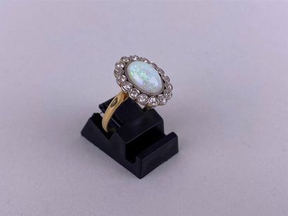 Bague en or jaune et gris 18K centrée d'une...