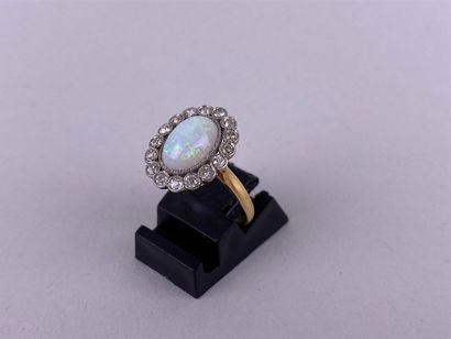 Bague en or jaune et gris 18K centrée d'une...