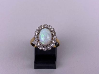 Bague en or jaune et gris 18K centrée d'une...