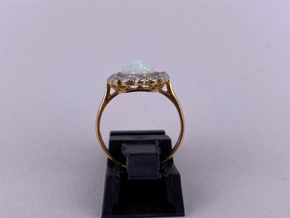 Bague en or jaune et gris 18K centrée d'une...