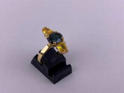 Bague en or jaune 18K centrée d'une pierre...