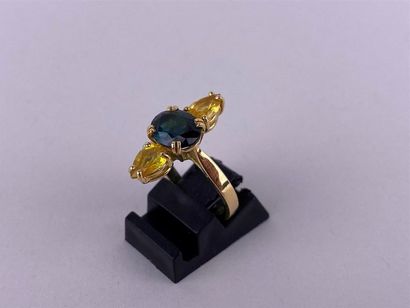 Bague en or jaune 18K centrée d'une pierre...