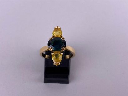 Bague en or jaune 18K centrée d'une pierre...