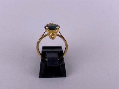 Bague en or jaune 18K centrée d'une pierre...