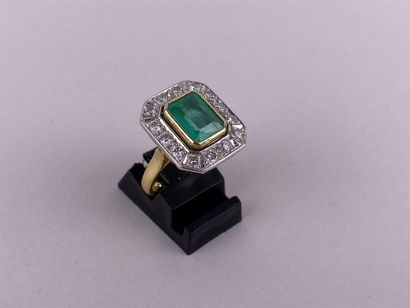 Bague en or jaune et gris 18K centrée d'une...