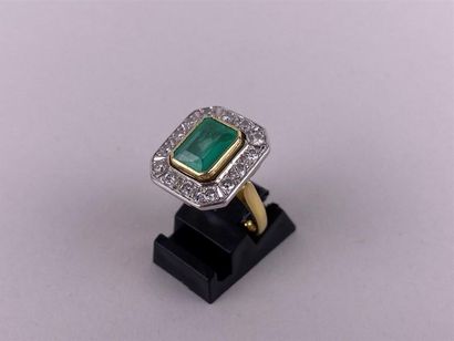 Bague en or jaune et gris 18K centrée d'une...