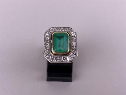 Bague en or jaune et gris 18K centrée d'une...