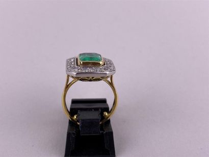 Bague en or jaune et gris 18K centrée d'une...