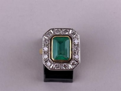 Bague en or jaune et gris 18K centrée d'une...