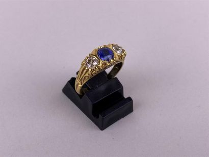 Bague en or jaune 18K centré d'un saphir...