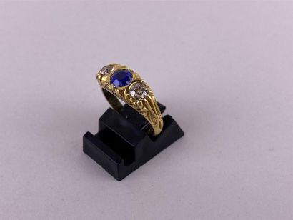 Bague en or jaune 18K centré d'un saphir...