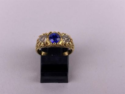 Bague en or jaune 18K centré d'un saphir...