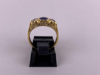 Bague en or jaune 18K centré d'un saphir...
