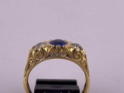 Bague en or jaune 18K centré d'un saphir...