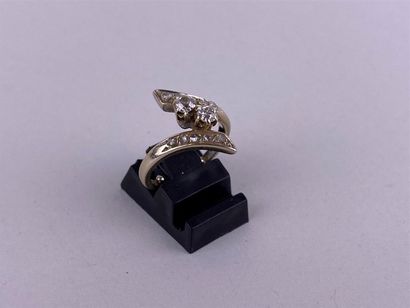 Bague en or gris 18K ornée de deux petits...